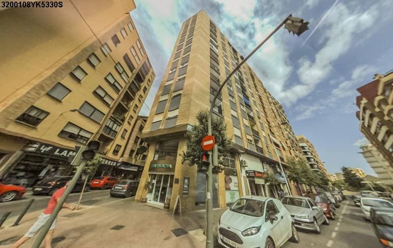 : URBANA: QUINCE.- VIVIENDA del tipo B, situada en la planta tercera en alto mirando a la fachada, del edificio en calle Maestro Falla, número diecinueve, por la que tiene su entrada independiente por el zaguán y escalera común, esquina a Camino San - Imagen 1