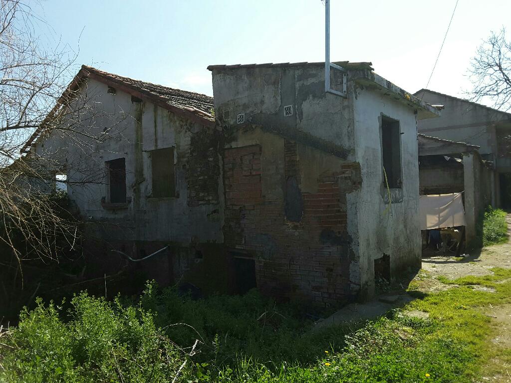 URBANA. TERRENO A PRADO Y VIÑA, al nombramiento de VIÑA, sito en RAMPA ZARAGOZA, EIROAS término municipal de OURENSE, mide la superficie aproximada de 5322,65 m2. Sobre esta finca existen varias edificaciones que ocupan una superficie aproximada de 4 - Imagen 1