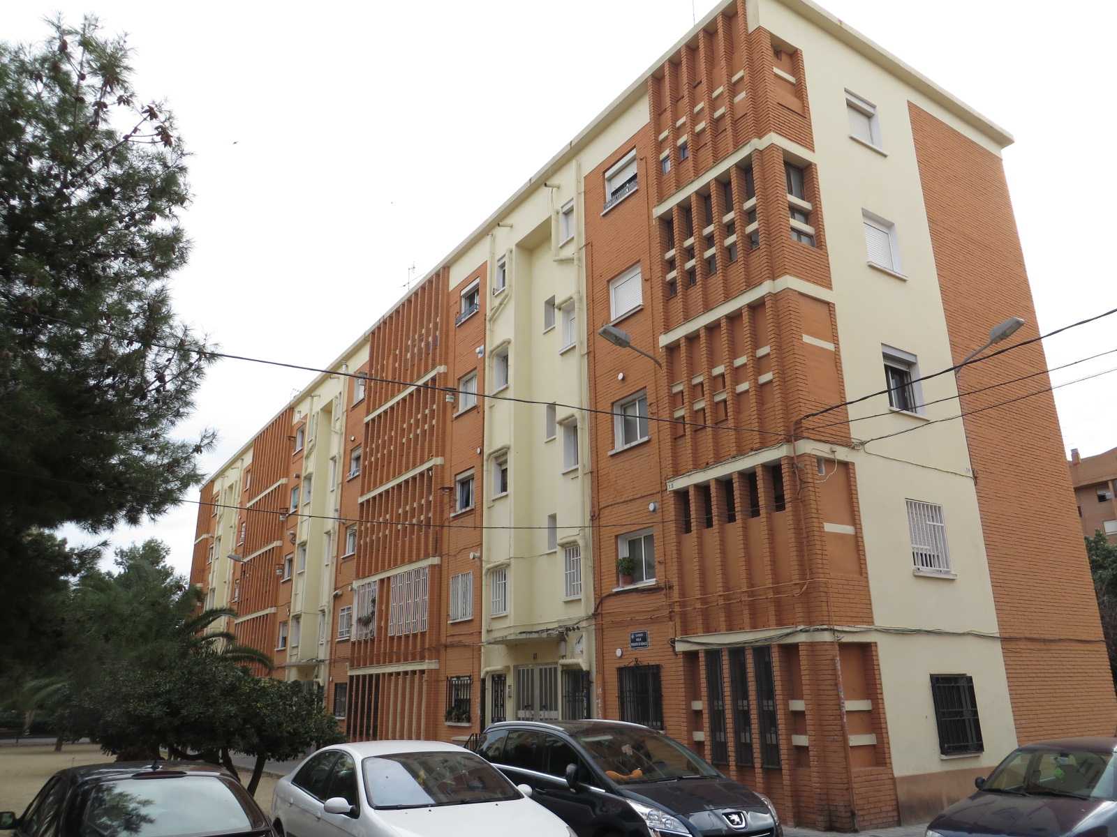 Vivienda B, hoy puerta tres de la planta primera de la casa número diez de la calle Príncipes de Mónaco, de la Barriada de Nuestra Señora de Fuensanta de Valencia. Está situada en el bloque uno y se compone de vestíbulo, comedor-estar, tres dormitori - Imagen 1
