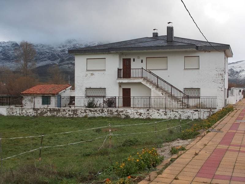 CASA VIVIENDA: Situada en la avenida de Asturias numero 21 de la localidad de Villamanín. Consta de una superficie construida de 206 m2 (97 m2 con uso vivienda en planta 1ª y 109 m2 con uso almacén en planta baja), sobre un solar de 535 m2. Referenci - Imagen 1