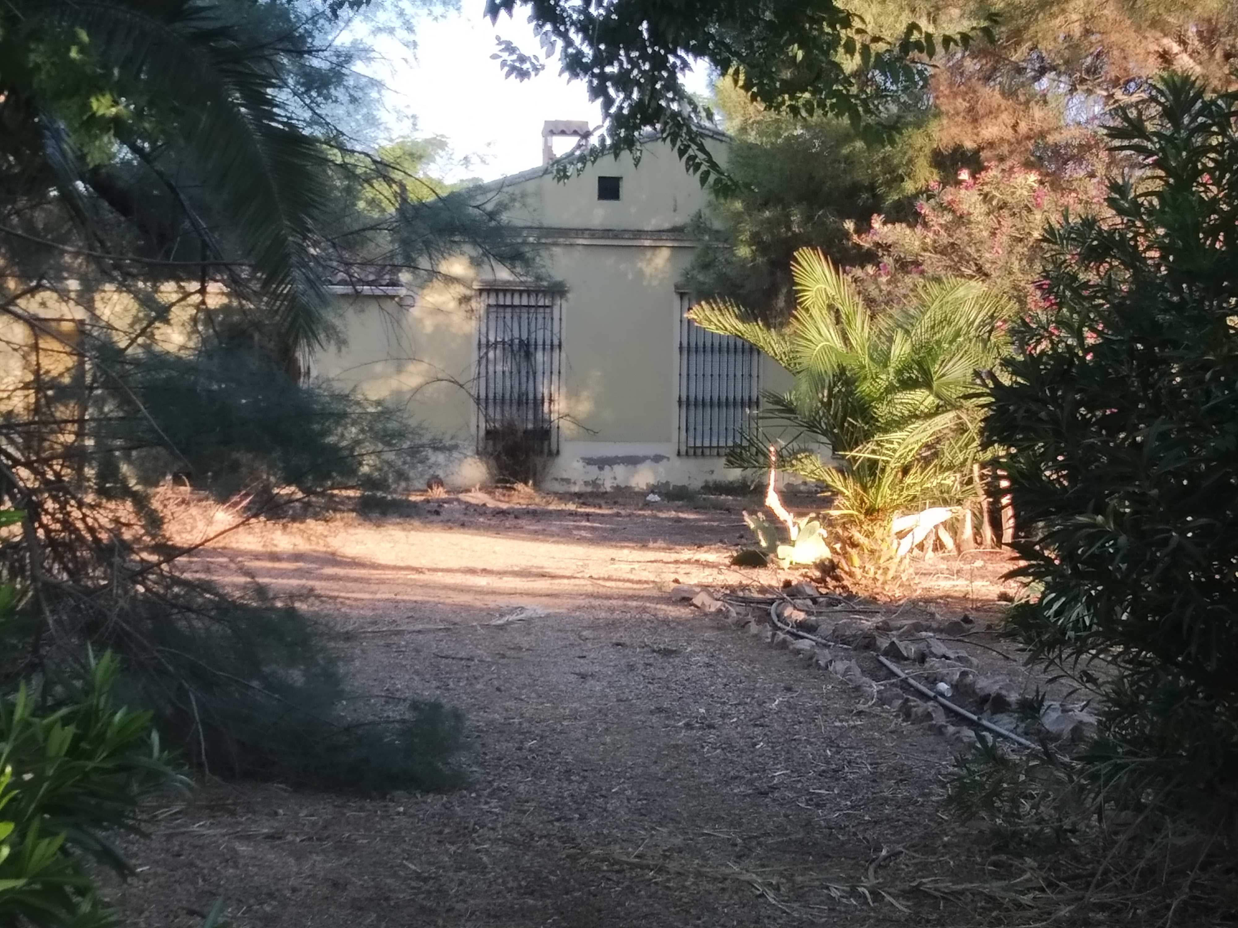 FINCA REGISTRAL NÚMERO 5665 DE MEDELLÍN, inscrita en el Registro de la Propiedad de Don Benito. Terreno de 64 áreas y 40 centiáreas en Carretera de la Estación, número 14, al sitio Pozo de los Borrachos. Se encuentran en su perímetro varias edificaci - Imagen 1