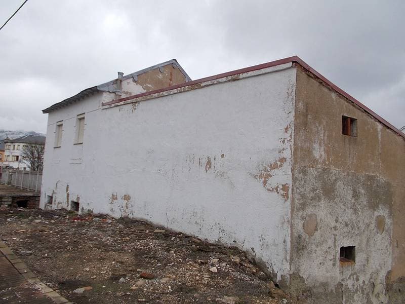 VIVENDA- LOCAL CL ESTACION 5, en el término municipal de Villamanin. Superficie construida de 459 m2 de los que 186 m2 corresponde a uso Ocio Hotelero,; 186m2 vivienda y 87m2 almacén. Tiene un valor catastral de 63.773,48€ de los que 5.443,98€ corres - Imagen 1
