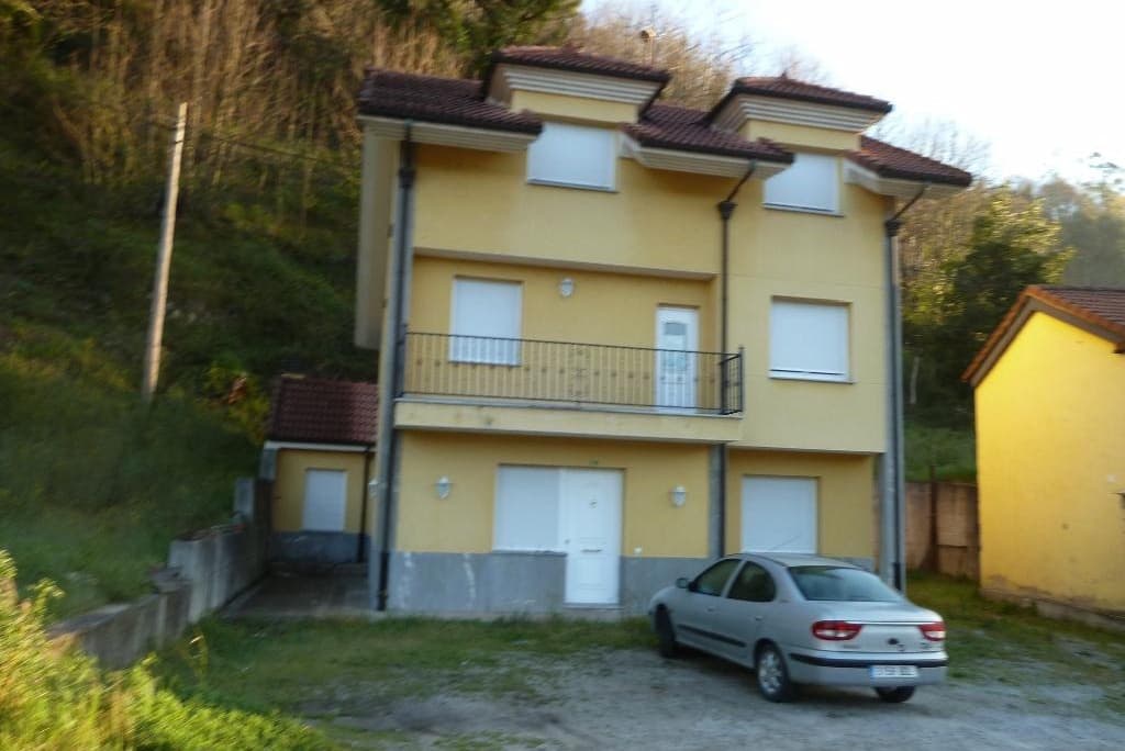 RUSTICA FINCA A LABOR MONTE Y CASTAÑEDO DENOMINADO " JUNTO A CASA" SITA EN LLANEZA PARROQUIA DE SAN PEDRO DE NAVES CONCEJO DE OVIEDO.TIENE UNA SUPERFICIE APROXIMADA DE TRES MIL SETECIENTOS SETENTA Y CUATRO METROS CUADRADOS EN LA QUE SE HA CONSTRUIDO