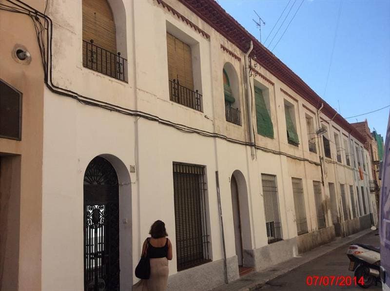 Casa sita en la calle Sant Felip Neri, de esta villa, número once compuesta de planta baja y un piso, actualmente planta baja solamente, ya que el piso aunque situado sobre esta planta baja forma parte de lafinca contigua por la que tiene entrada. - Imagen 1