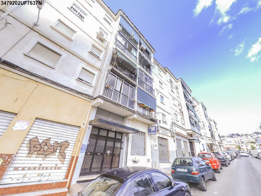 Vivienda letra A-tres, portal A-dos, en planta tercera, del edificio sito en la prolongación de la calle Sánchez Albarrán, sin número, hoy Avenida Málaga Oloroso número nueve, de esta Ciudad. Es del tipo B, y ocupa una superficie de setenta y cuatro - Imagen 1