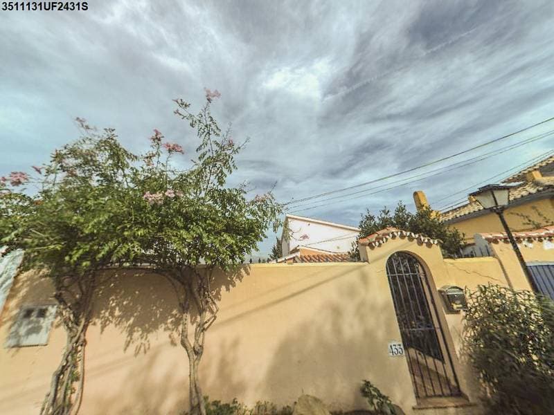 Urbana. Vivienda familiar o chalet conocido como villa tipo VPM-10, enclavado en la parcela número 433 de la Supermanzana B, hoy calle Amapola de la urbanización Nueva Andalucía, término de Marbella. Consta de planta baja, alta y semisótano, con una - Imagen 1