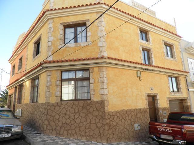 Edificio de dos viviendas dúplex en Aldea Blanca