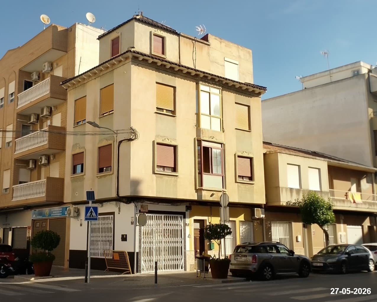 50,00% de Propiedad plena de URBANA.- VIVIENDA de la primera planta alta, del edificio en Almoradí, calle Mayor, número 32, que tiene una superficie construida de ochenta metros cuadrados, distribuida en vestíbulo, comedor, tres dormitorios, cocina, - Imagen 1