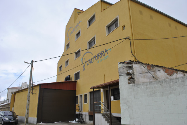 SOLAR, sito en el casco urbano de Guijuelo, al sitio de ”La Fuente del Pozuelo”, en la calle Carretera de Valdelacasa, número 9, y calle Lirio nº 12. Tiene una extensión superficial de mil metros cuadrados - Imagen 1