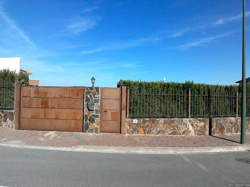 URBANA: VIVIENDA UNIFAMILIAR AISLADA situada en la calle D, hoy calle Puigpedrós, número 9, del Polígono Masía Bach, del término municipal de Sant Esteva de Sesrovires, compuesta de planta baja y planta piso. - Imagen 1