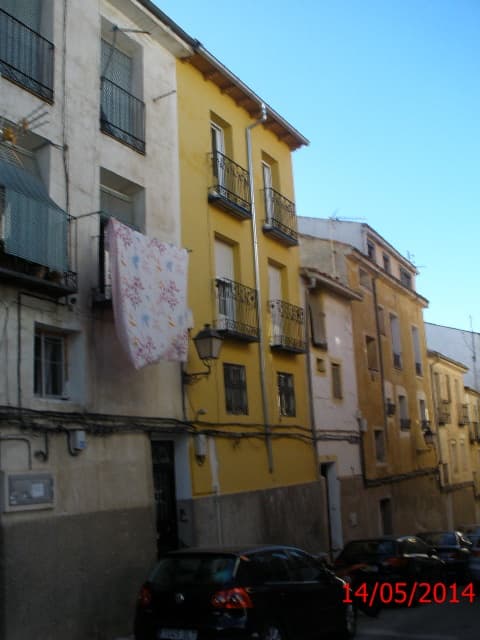 Vivienda sita en la ciudad de Cuenca al sitio de Era de Checa. Tiene una sola planta compuesta por tres habitaciones, cuadra y cocina