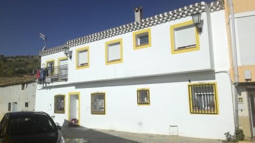 VIVIENDA UNIFAMILIAR sita en Mira, con fachada calle Fuente Vieja, señalada con el número 18, con una superficie de suelo de 80 m2 y construida de 160 m2.