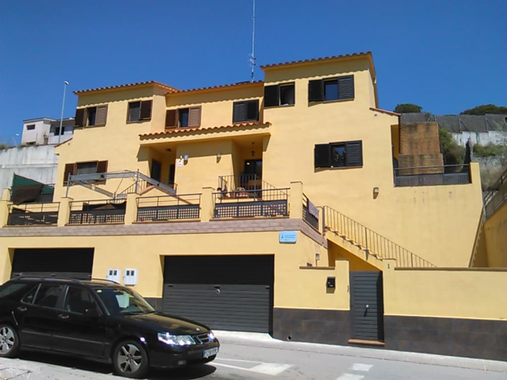 URBANA: ENTIDAD NÚMERO UNO. Vivienda unifamiliar pareada, en construcción, sita en el término municipal de Sant Iscle de Vallalta, Urbanización ¿La Carisa¿, calle Lluis Companys número UNO, parcela R2-5 - Imagen 1