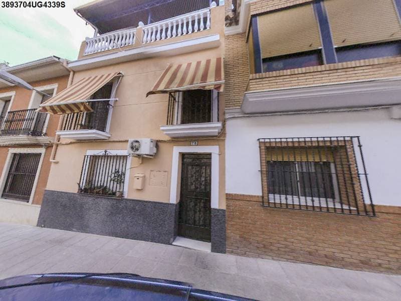 URBANA: 100% del pleno dominio de la casa, finca 24674 de Puente Genil, sita en la calle Reyes Católicos nº78 (catastralmente n.º 70). Se levanta sobre un solar de superficie 52m² de losa que la parte edificada ocupa 47,65m², estando el resto destina - Imagen 1