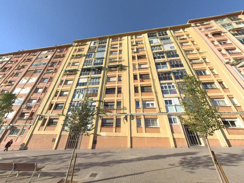 URBANA: CIENTO TREINTA Y NUEVE.- Vivienda situada en el piso tercero, puerta primera de la casa calle Petrarca, número cuarenta, de la edificación sita en Sabadell. Tiene una superficie de noventa metros treinta y cuatro decímetos cuadrados. - Imagen 1