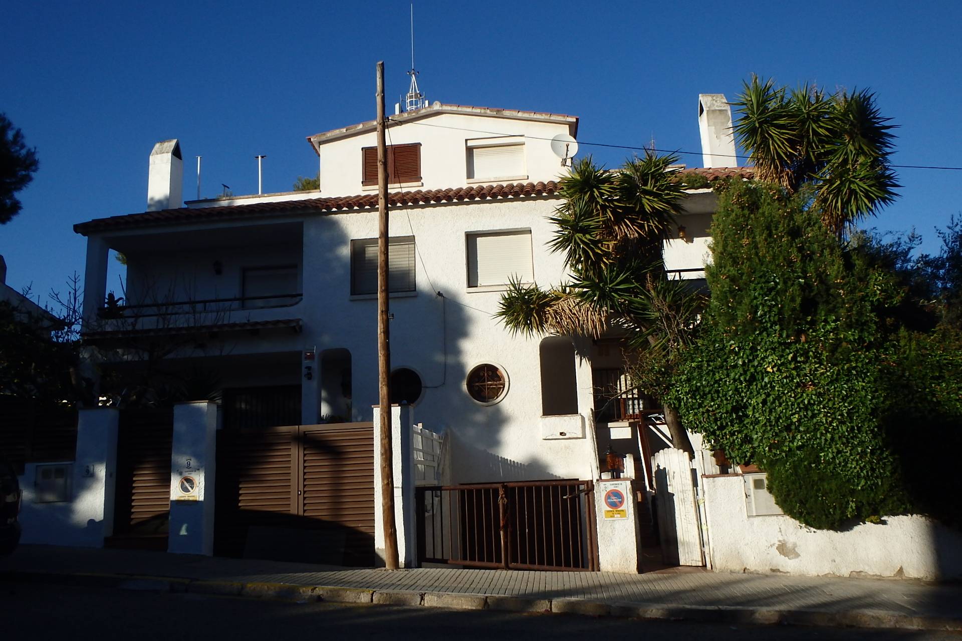 FR 9213_URBANA. Entidad número tres. Vivienda que forma parte integrando del edificio situado en Cunit, Urbanización Can Toni, calle de Vilafranca del Penedès número 9, escalera 1, esquina en la calle Cabrera, por donde tiene su entrada. Tiene una su - Imagen 1