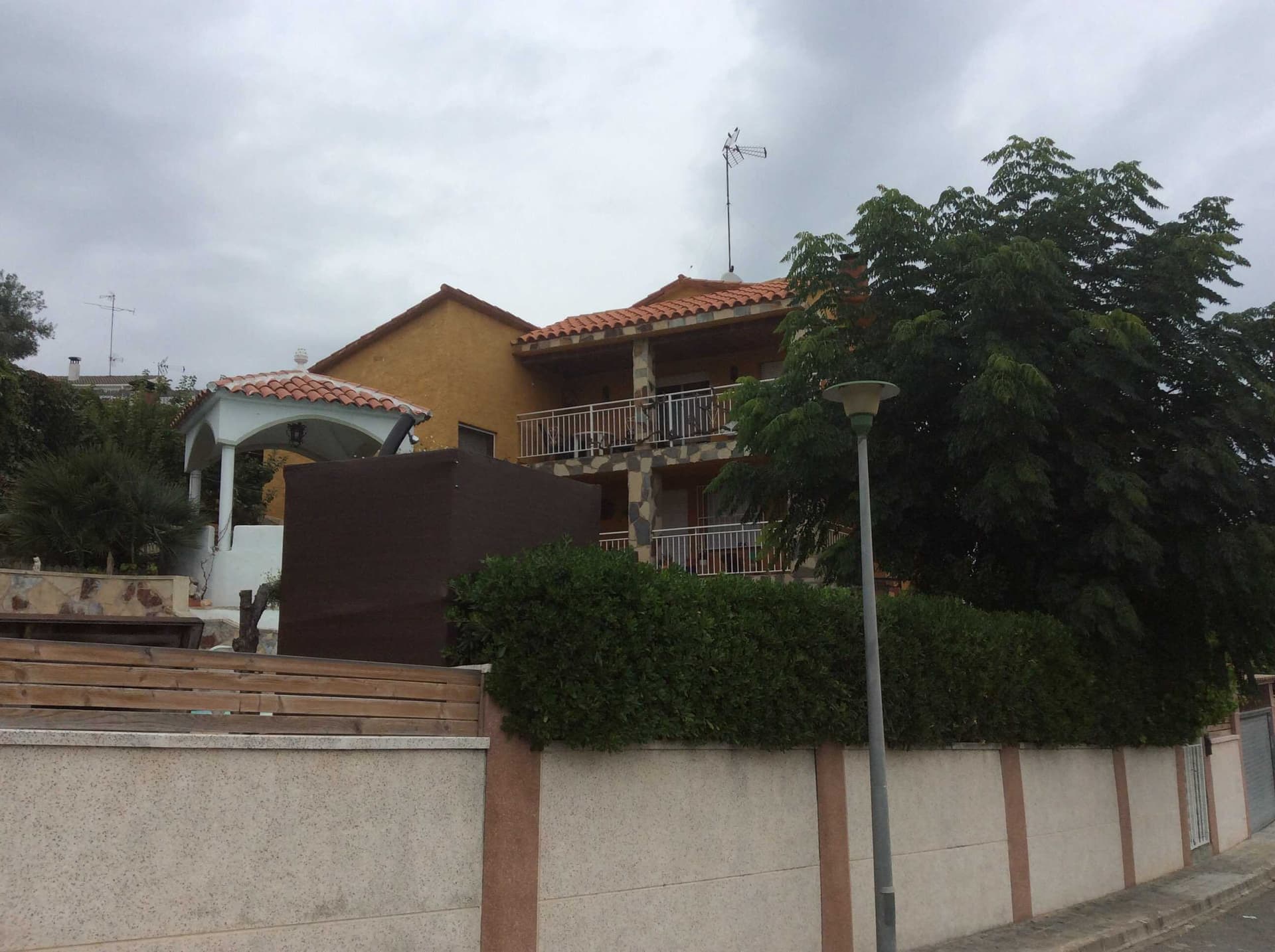 UNA TERCERA PARTE INDIVISA DE LA PLENA PROPIEDAD DE: URBANA.- VIVIENDA UNIFAMILIAR AISLADA, que ocupa ochenta y nueve metros,cincuenta y cuatro decímetros cuadrados de la total superficie seiscientos decinueve metros, cincuenta y seis decímetros cuad