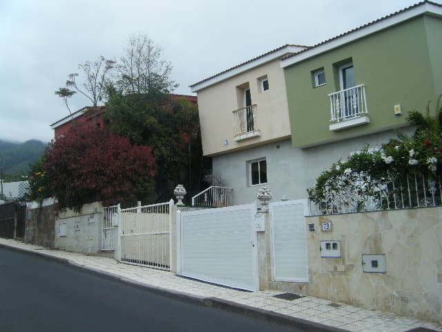 FINCA REGISTRAL Nº 10.308 DESCRIPCION: URBANA.- NÚMERO DOS. CHALET pareado, señalado a efectos de régimen interno con el número DOS, tipo ‘’B'', en el edificio sito en Santa Úrsula, donde llaman TOSCAS DE LA IGLESIA y también LA QUINTA, en la URBANIZ - Imagen 1