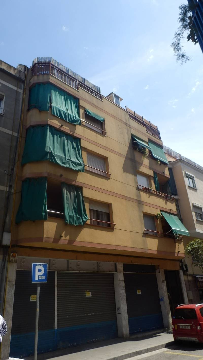 URBANA. Número once. Vivienda en piso tercero puerta segunda de la casa sita en Santa Coloma de Gramanet, calle de San Joaquin número ciento veintisiete, de superficie útil SESENTA Y SIETE METROS SESENTA DECIMETROS CUADRADOS. - Imagen 1