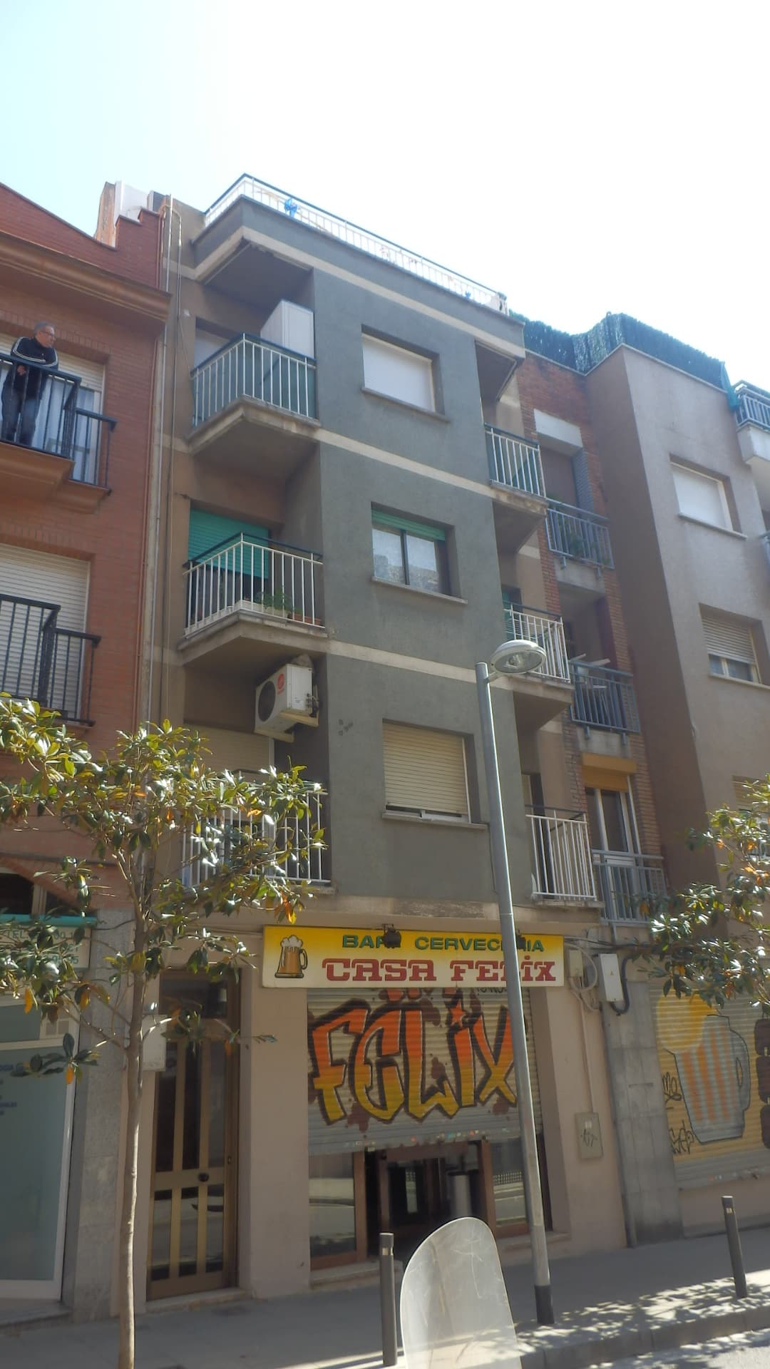 URBANA. Número cinco.- Vivienda puerta dos del piso primero, de la casa número treinta y ocho, de la calle Primo de Rivera, hoy Prat de la Riba, de Santa Coloma de Gramenet, con recibidor, comedor-estar, tres dormitorios, cocina, aseo y lavadero y CU - Imagen 1