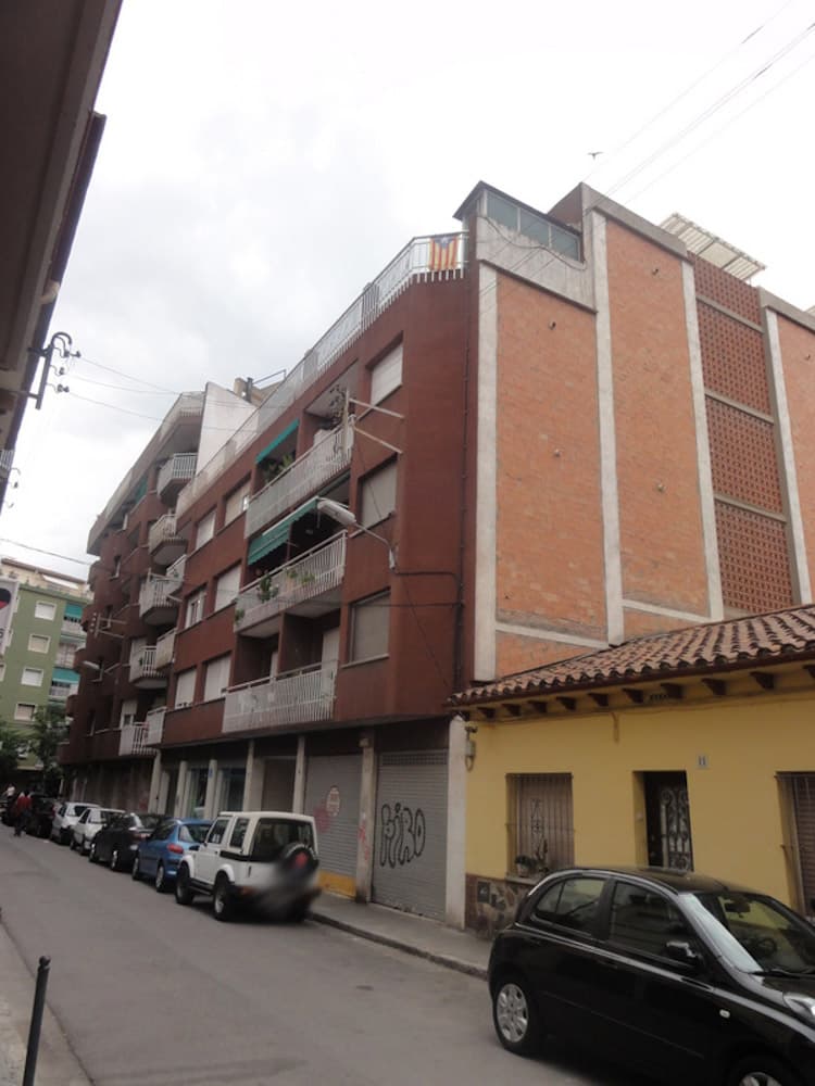 DATOS REGISTRALES:1. URBANA: ENTIDAD NÚMERO OCHO: Vivienda piso segundo, puerta primera, de la casa señalada con los números del cinco al nueve en la calle Bernat Metge, de Mollet del Valles, que consta de recibidor, paso, cuatro habitaciones, comedo