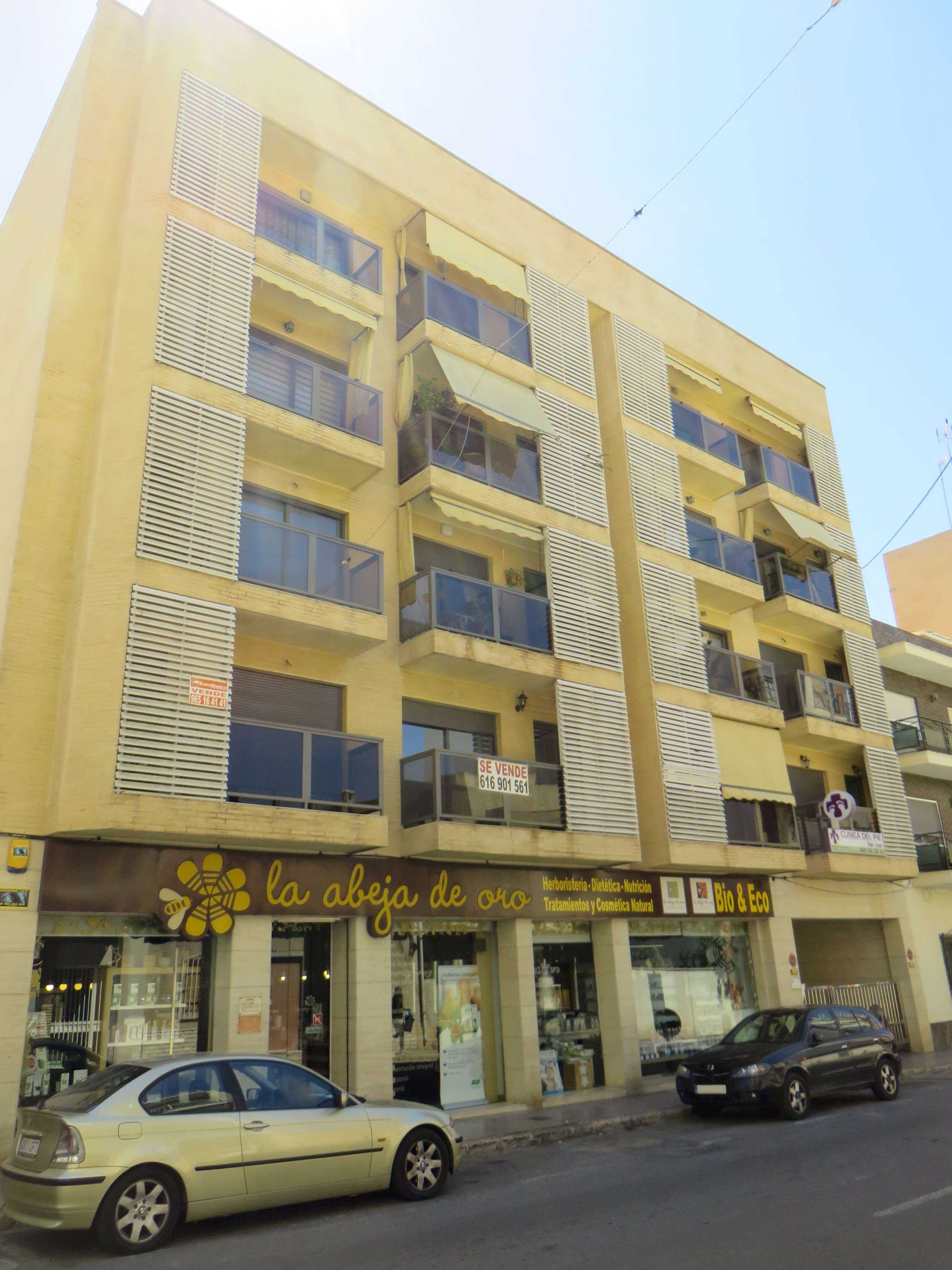100,00% de Propiedad plena de URBANA. COMPONENTE NUMERO TREINTA Y SEIS: Superficie destinada a la instalación y uso de un montacargas, que comunica el sótano con la planta baja del edificio denominado LA ABEJA DE ORO, en Sant Joan D'Alacant, calle Mo - Imagen 1
