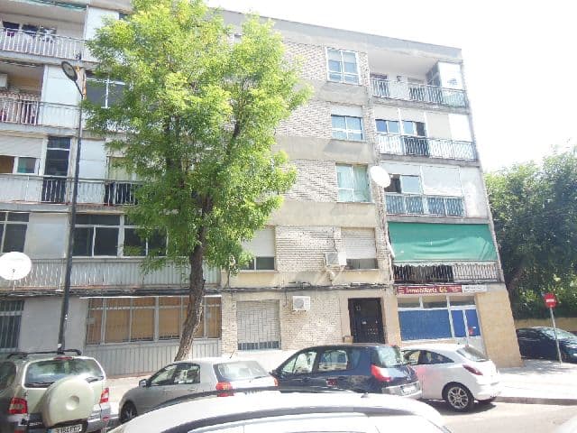 VIVIENDA sita en Calle San Blás, nº 30, 2ºD, Parla. Superficie: 65 metros cuadrados. Consta de un vestíbulo, comedor estar, tres dormitorios, cocina, aseo, tendedero y terraza orientada a la calle de su situación.