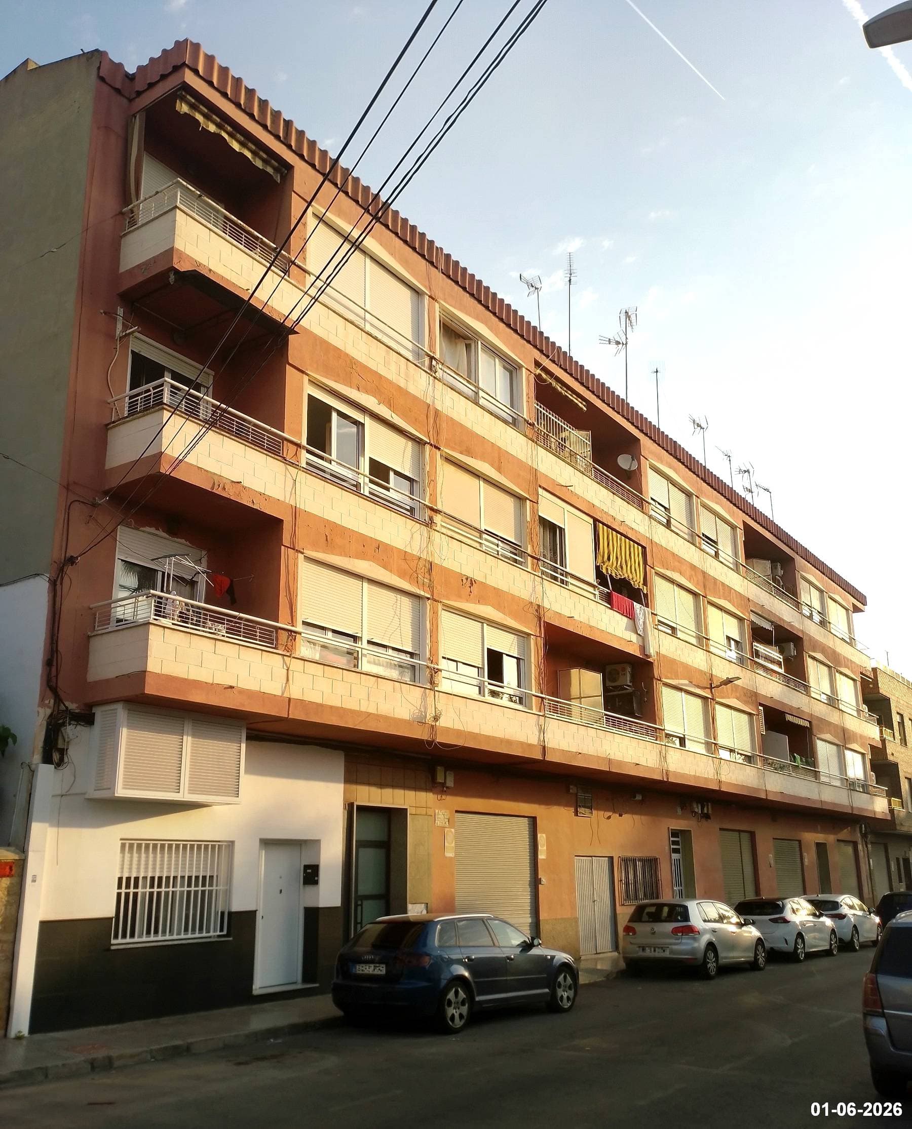 URBANA. En un edificio sito en Almoradí, entre calles Ántimo Illescas, y Menéndez Pidal, con fachadas a ambas calles, sin número de policia por ahora, y sobre el bloque recayente a calle Antimo Illescas, antes calle Don Pelayo, hoy señalada con el nú - Imagen 1