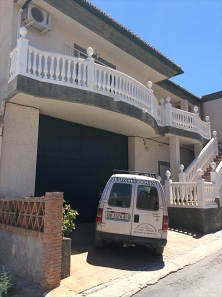 Casa de planta baja y planta primera, situada en la calle Ciudad Jardines, número cinco, HOY calle Transversal a Espinosa San Martín-B, o Dauro, marcada con el número seis del pueblo de DARRO, ocupando la planta baja una superficie construida de cien - Imagen 1