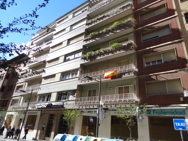 URBANA. DEPARTAMENTO NÚMERO DOS. Hueco de garaje número uno. Planta sub-uno o sótano. Superficie nueve metros, veintidós decímetros, cincuenta centímetros cuadrados. Linderos: derecha entrando, con la servidumbre de paso; izquierda, con el hueco nume - Imagen 1