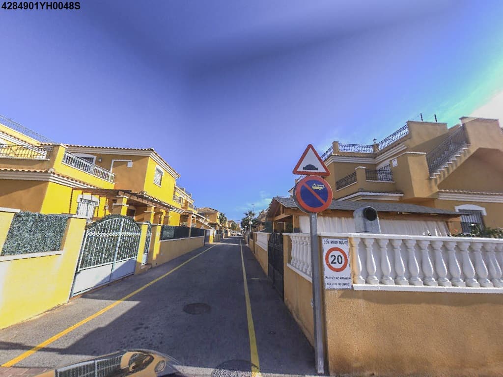 Finca registral 123.506 del Registro de la Propiedad de Torrevieja Número Dos. La hipoteca que se ejecuta es la correspondiente a la inscripción 4ª modificada por la 5ª, en virtud de Escritura Pública autorizada el día catorce de Octubre del año dos - Imagen 1
