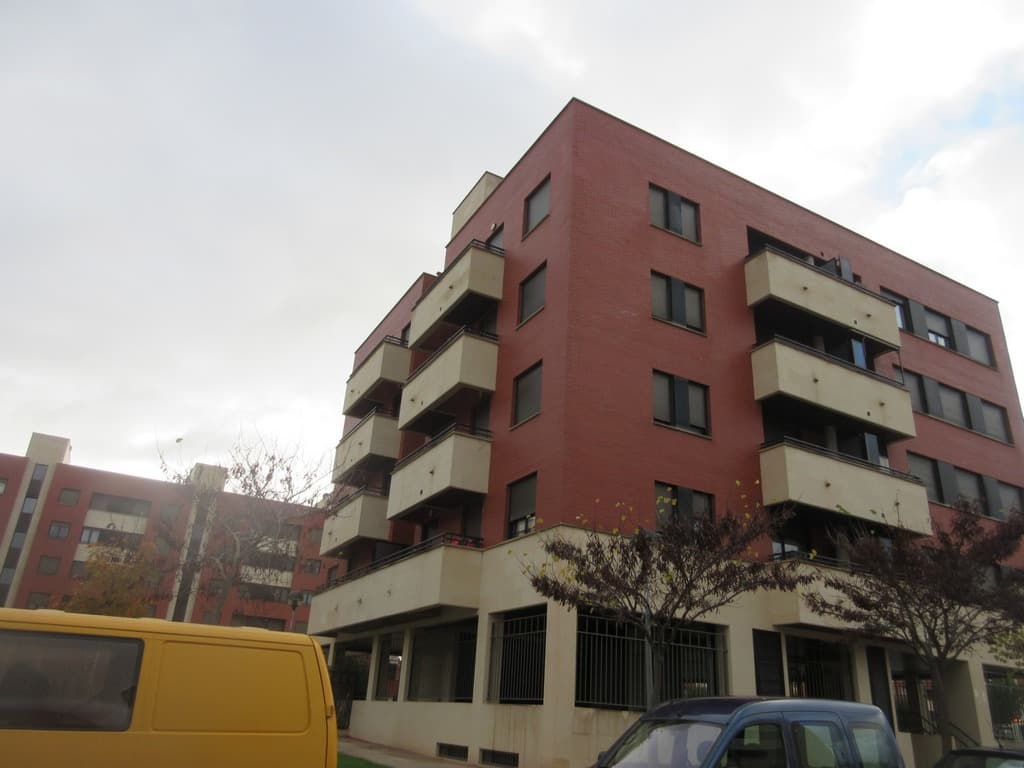 INMUEBLE: Forma parte del conjunto urbano sito en Logroño, finca resultante 3 del Plan Parcial “Fardachon", con frente a las calles Clavijo, Sojuela, Da roca de Rioja y al Parque de los Picos de Urbión. Consta de dos bloques; el bloque T tiene siete - Imagen 1