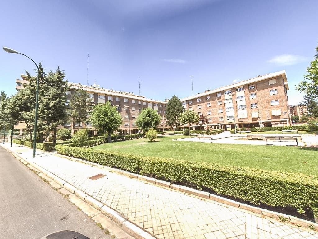 VIVIENDA en PLANTA SEGUNDA, Puerta D de la casa número veintinueve, señalada en la actualidad con el número ocho, DE LA CALLE NICARAGUA (Bloque 13) de Valladolid. INSCRIPCIÓN. - Hipoteca inscrita en el Registro de la Propiedad nº1 de Valladolid, en e - Imagen 1