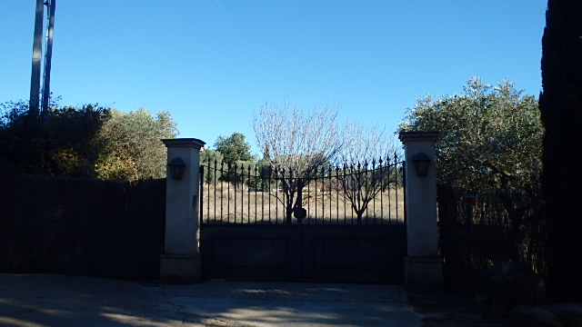 Pieza de tierra sita en el término de Vinyols i els Arcs, partida Torrent Fondo. Plantada de algarrobos, olivos y viña. En su interior existe una vivienda unifamiliar aislada, desarrollada en planta baja y planta piso comunicadas entre si. - Imagen 1