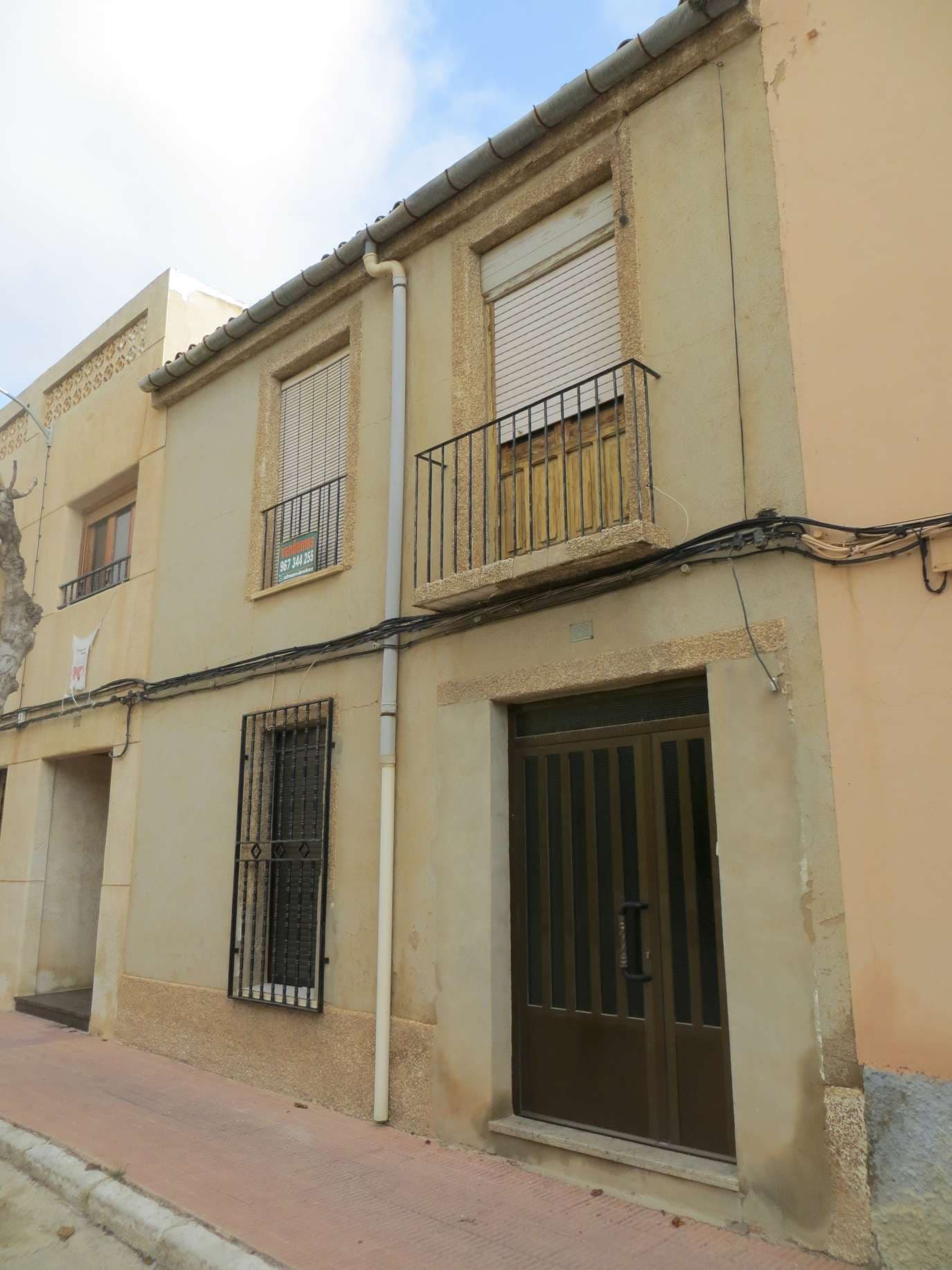 100,00% de Propiedad plena de FINCA URBANA, CASA EN ALMANSA, VIVIENDA EN CL MENDIZABAL 158, MIDE SIETE METROS DE FACHADA POR QUINCE DE FONDO, O SEAN CIENTO CINCO METROS CUADRADOS. SE COMPONE DE PISO BAJO QUE CONTIENE UNA HABITACIÓN, COCINA, POZO Y RE