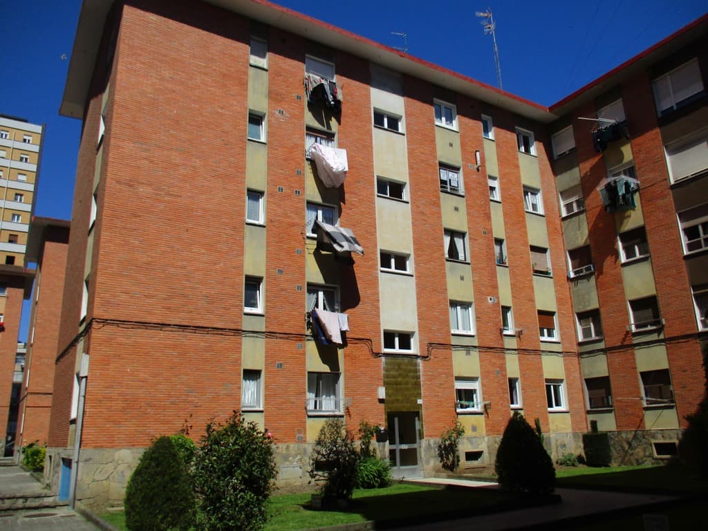 URBANA: Departamento número ONCE. Piso cuarto izquierda de la casa número cuatro, en el barrio de Pumarín, de Gijón, actualmente calle El Bierzo, número quince. Es vivienda situada en la cuarta planta alta, a la izquierda subiendo. Es de tipo B, con - Imagen 1