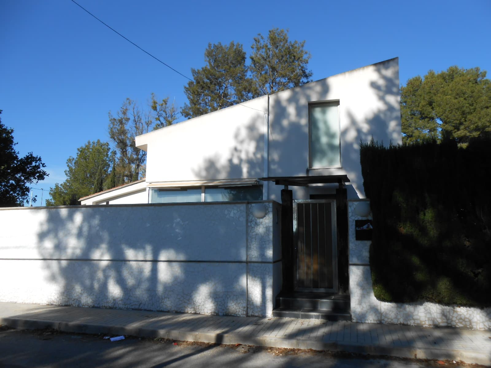 URBANA: VIVIENDA tipo chalet, de uso residencial, en termino de San Antonio de BENAGÉBER, partida del Perigall, calle Abetos número Uno de policía. Consta solo de planta baja, con distribución propia para habitar y servicios. Ocupa una superficie con - Imagen 1