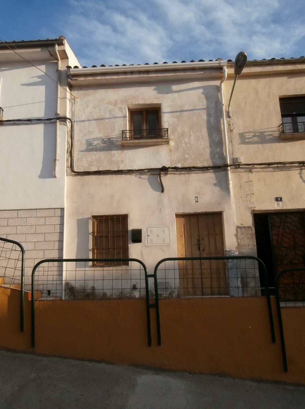 CASA Nº 8 EN C/CAMINO BERMEJO DE ALCAUDETE, DE DOS PLANTAS, OCUPA SUPERFICIE DE 138 M2 DE LOS CUALES ESTAN EDIFICADOS 63 M2 EN PLANTA BAJA Y 63 M2 EN PLANTA ALTA Y DESTINADOS A PATIO 75 M2. LINDA: POR LA DERECHA ENTRANDO OTRA DE MANUEL VALENCIA GARCI - Imagen 1