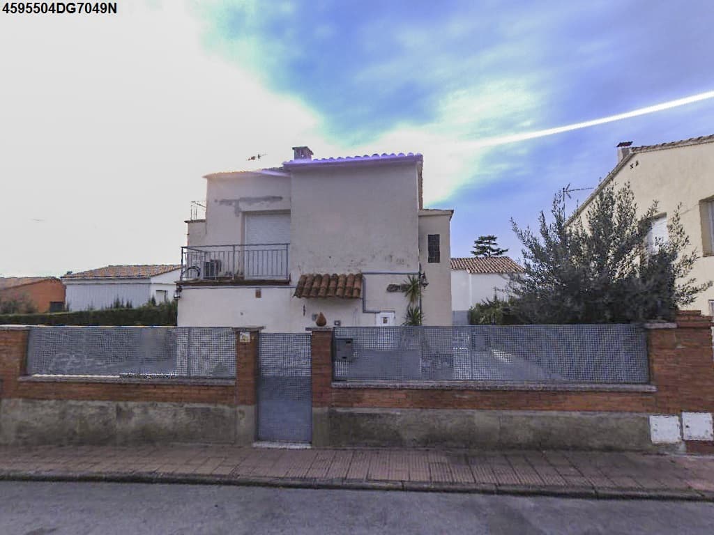 Casa de planta baja y un piso alto, cubierta de tejado, que ocupa una superficie edificada de cincuenta y dos metros cuadrados, y construida en el centro de una porción de terreno, en Pineda de Mar, "Ciudad Jardin Pine-Mar", calle Millet, número trei - Imagen 1