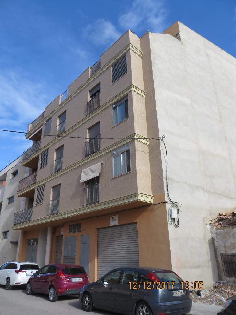 VIVIENDA en primera planta alta, tipo C, señalada su puerta con el número tres, del edificio sito en Alberic, con frontera a la calle Ceramista Ramón Galdón, donde recae su fachada: derecha, vivienda puerta dos, hueco del ascensor, pasillo-distribuid - Imagen 1