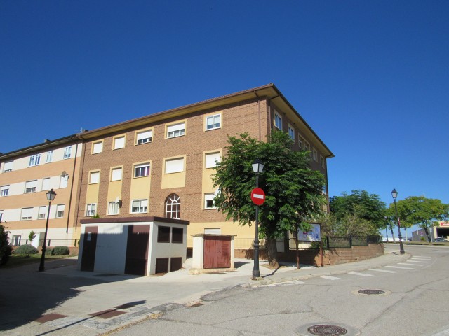 VIVIENDA Inscrita en el Registro de la Propiedad núm. 1 de SORIA.- FINCA NÚMERO 5.277, inscrita al tomo 2275, libro 71, folio 53. FINCA NÚMERO DOCE. VIVIENDA en la PRIMERA PLANTA, tipo 124, la primera a la derecha subiendo por la escalera. Del edific - Imagen 1