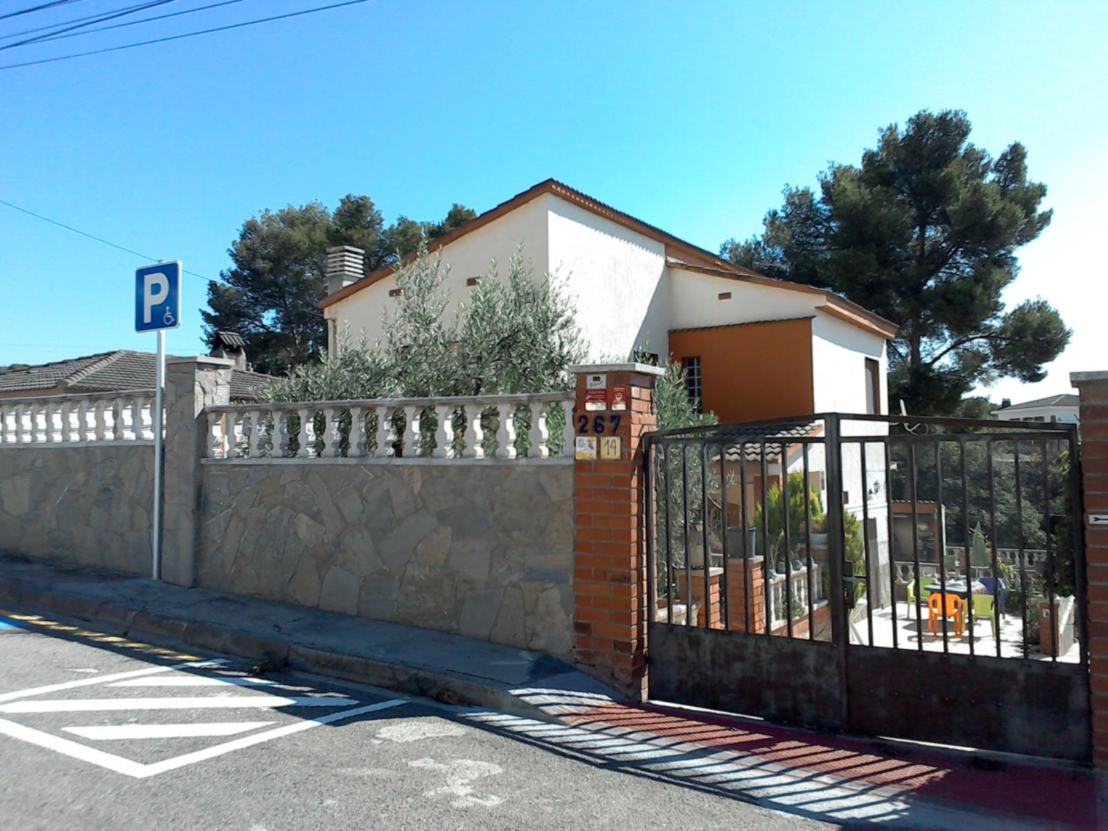 DESCRIPCIÓN DE LA FINCA HIPOTECADA: URBANA.- VIVIENDA UNIFAMILIAR AISLADA con frente a una calle sin nombre, hoy calle Centaurus, en la Urbanización La Venta-Can Musarro, edificada sobre la parcela número 267 de la Heredad Can Musarro, del término de - Imagen 1