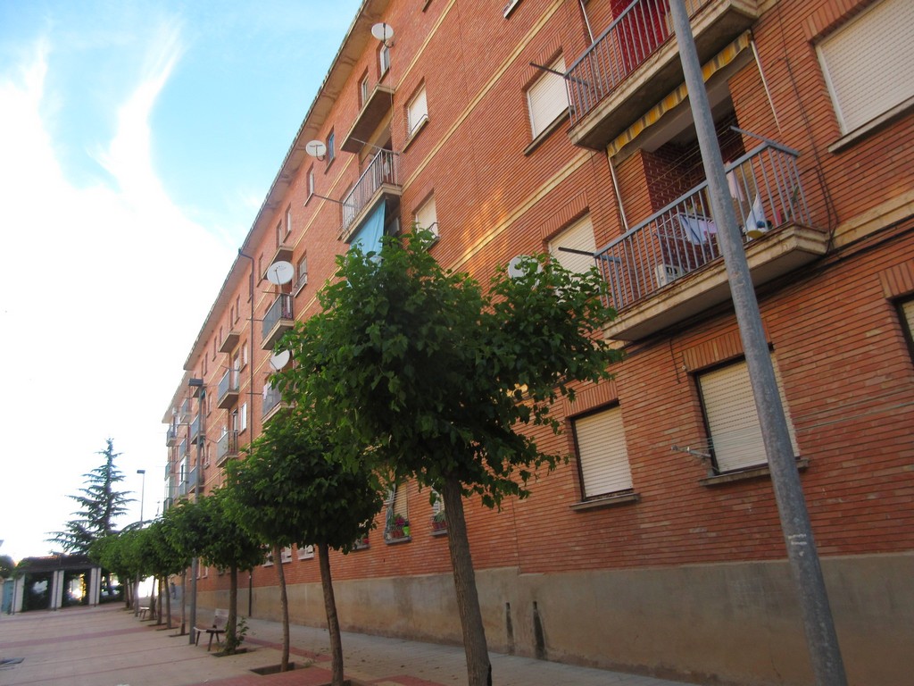 LOCAL DESTINADO A VIVIENDA, NUMERO NUEVE.- Ubicado en la cuarta planta alzada, mano izquierda de la casa A). Ocupa una superficie construida de 73m2 y útil de 58,86m2. Considerado como frente la calle de su situación, linda por este lado, calle de An - Imagen 1