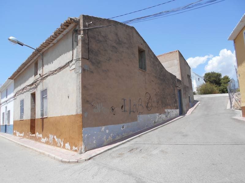 100,00% de Propiedad plena de CASA CL San Pablo, nº 2 de Caudete. VPO: No Superficies: Superficie terreno total: 146 metros cuadrados. Linderos: Lindero Frente: CALLE SAN PABLO Lindero Derecha: CALLE CALVARIO A LA QUE HACE ESQUINA Lindero Izquierda: - Imagen 1