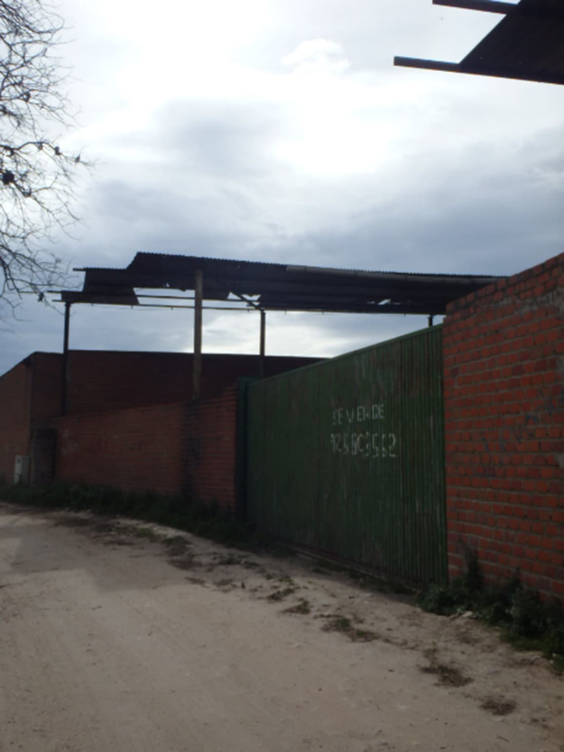 Parcela de terreno, de naturaleza rústica, de cinco áreas y noventa y cuatro centiáreas de superficie, cerrada con fábrica de ladrillo y parte cubierta por estructura metálica con chapa/uralita, y con una construcción en su interior. - Imagen 1