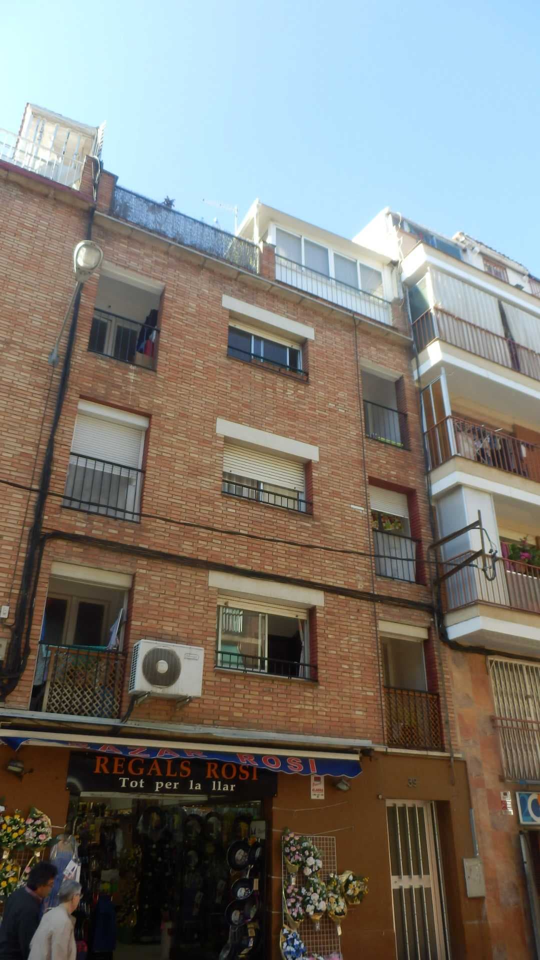 URBANA. Número ocho. Piso tercero puerta segunda, en la tercera planta alta de la casa sita en Santa Coloma de Gramenet, calle Massanet, número treinta y nueve, destinado a vivienda, tiene una superficie aproximada de CINCUENTA Y DOS METROS SESENTA Y