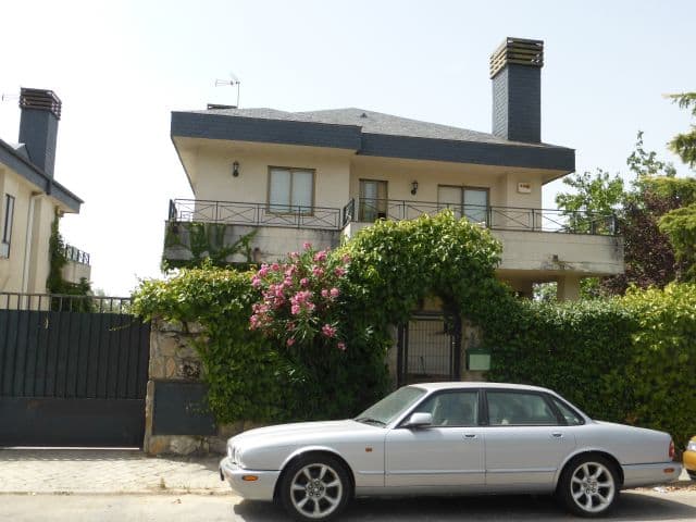 URBANA: Número 28.- Parcela número 55 de la manzana G del poligon 1 de los Peñascales, en termino de Torrelodones.- con Vivienda unifamiliar