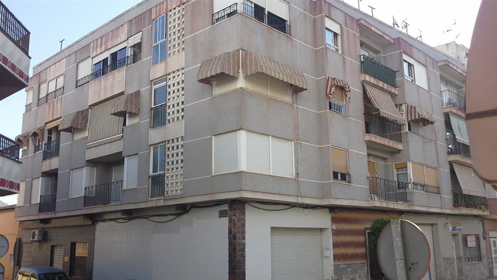 1. -URBANA. – DIEZ. - Piso tercero A, de la casa número veintitrés, antes sin número de la Avenida de la Libertad, antes denominada calle General Mola, del pueblo de Bigastro, destinado a vivienda, tipo D. Tiene una superficie útil de ochenta metros - Imagen 1