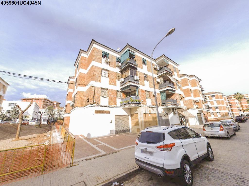 URBANA: LOCAL COMERCIAL LETRA A situado en la planta 1ª del bloque A-1 , cuya fachada principal y puerta de entrada recae a la calle Platero Lucas Valdés nº 7 de esta capital, promoción "Edificios Cinco Caballeros". Ocupa una superficie construida, c - Imagen 1