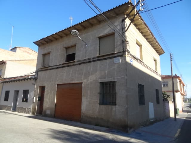 Casa sita en Binéfar, Calle de los Deportes núm. 2. Consta de planta baja, con almacén, y planta primera alzada y en ella una vivienda. - Imagen 1